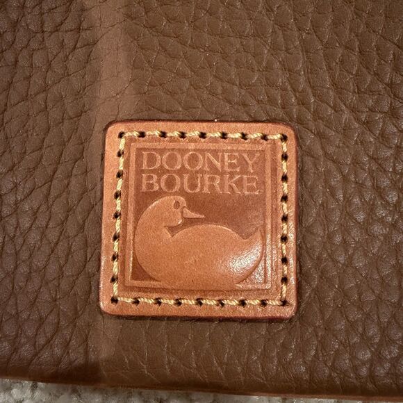 NEW Dooney & Bourke Pebble Grain Leather Wristlet In Brown Zipper Red Inside - Picture 3 of 6